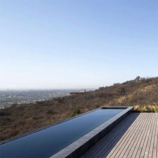 piscine à débordement en béton, dans un projet par Gaston Sironi Arquitectos