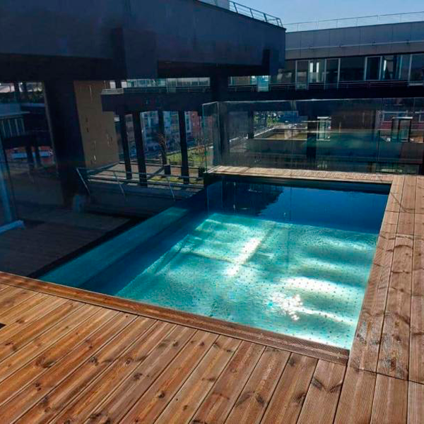 piscina de acero desbordante revestida de madera con gran ventana