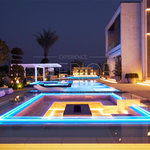piscinas y zonas relax iluminadas por la noche en resort