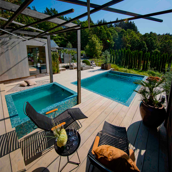 piscine et spa privées avec carrelage piscine brillant par Komplett Utemiljo
