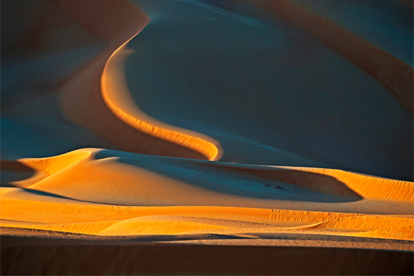 dunes du désert au coucher du soleil