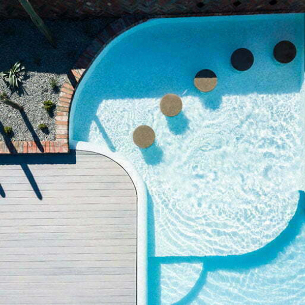 piscine hors sol avec spa par Striking Pools
