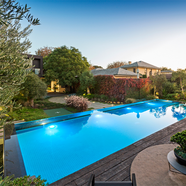 piscine à débordement avec paroi vitrée par Liquid Blue Pools