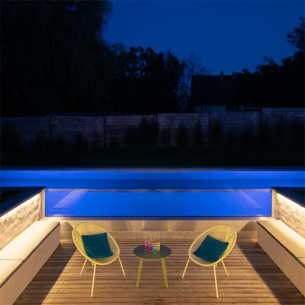 couloir de nage avec paroi vitrée la nuit, par Aqua System