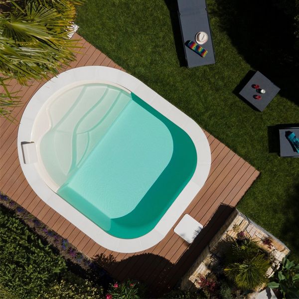 vue drone d'une mini piscine au design arrondi par Waterair