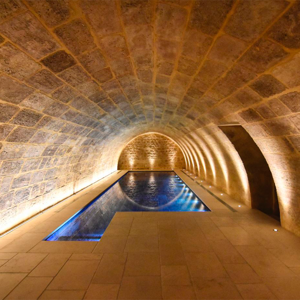 une piscine intérieure unique par Agretec Carrebleu