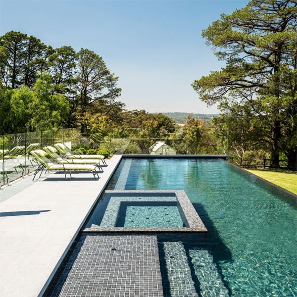 piscine à débordement, style couloir de nage, avec spa intégré, par Apex Pools and Spas, dans un grand jardin