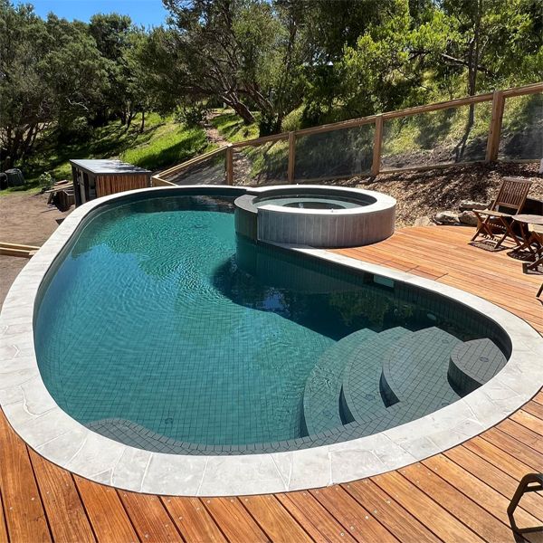 piscine sur mesure au design unique, avec spa, par Aqua Dreamz
