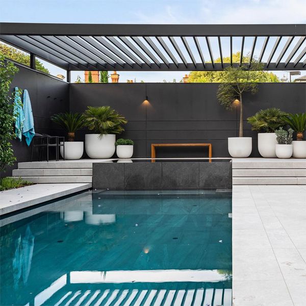 piscine minimaliste et moderne avec spa à débordement en contraste, par Aquacon Pools