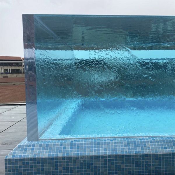 parois transparentes d´une mini piscine à débordement dans le rooftop d´une hôtel, par Aquadec