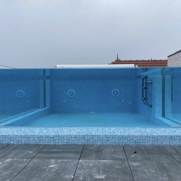 mini piscine transparente à débordement dans le rooftop d´une hôtel, par Aquadec