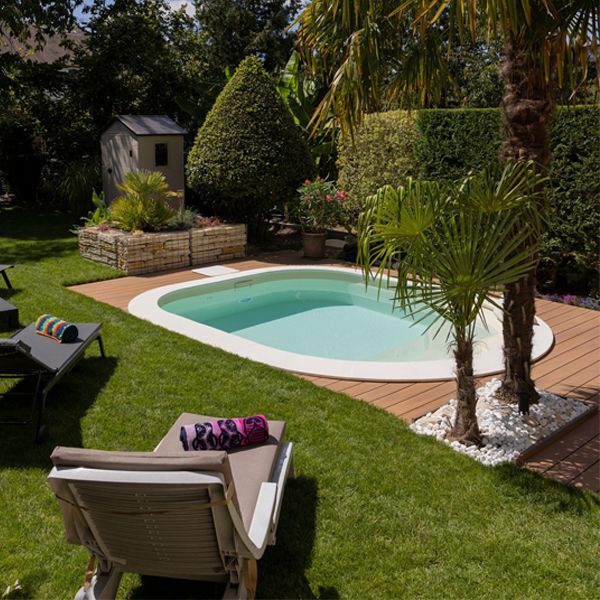 mini piscine au design arrondi dans un grand jardin, par Waterair
