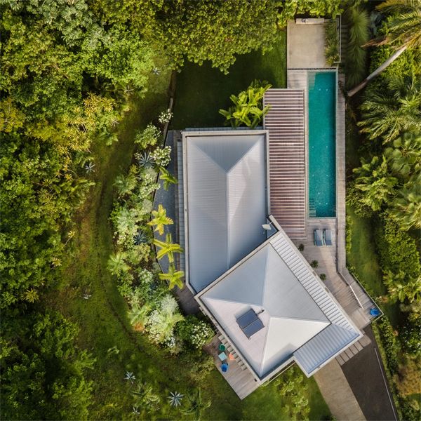 vue drone couloir de nage à débordement au coucher du soleil dans un projet par Green Concept