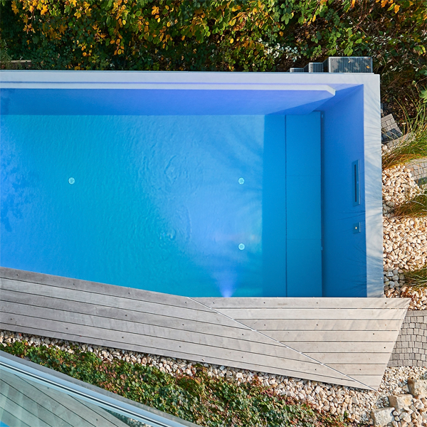 drône vue d´une piscine à débordement