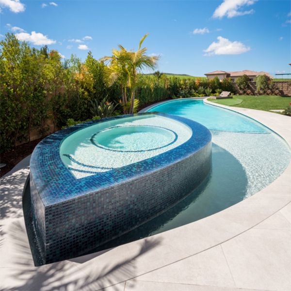 une piscine unique avec spa par Danny Wang Design