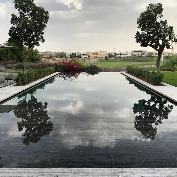 piscine moderne à débordement par Satma International