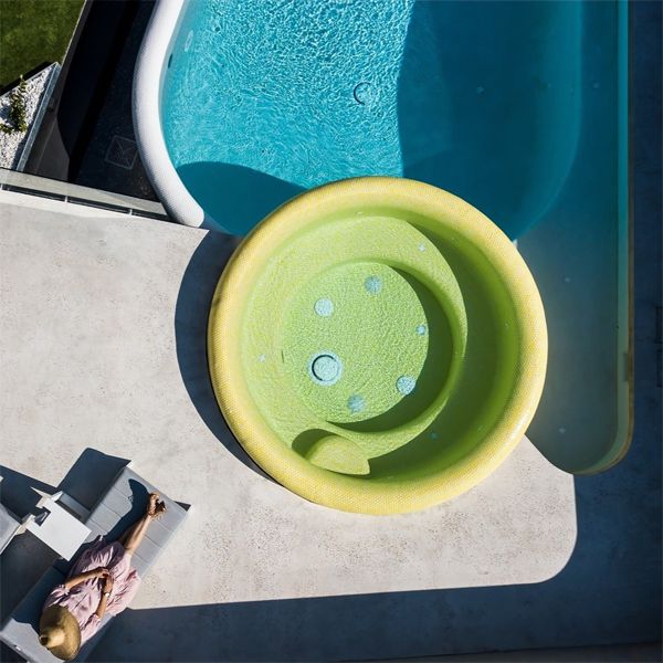 vue drone piscine blanche sur mesure avec spa rond jaune, par Enki Pools