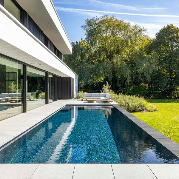 piscine à débordement au design minimaliste par DC Pools