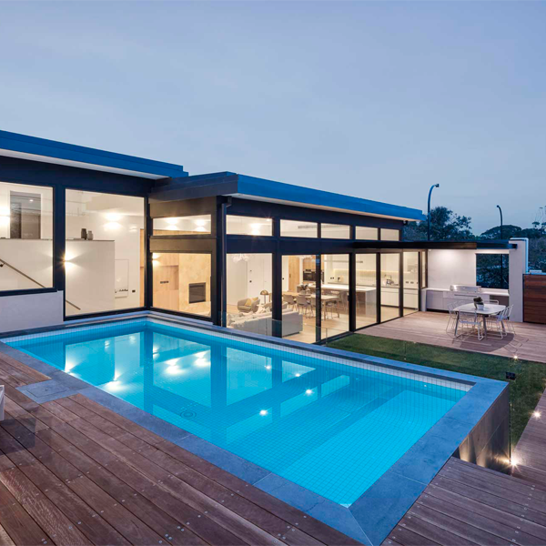 mini piscine hors sol la nuit par Inspired Landscapes