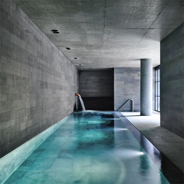 piscine minimaliste à líntéreiur d´une maison dans un projet par B.E Architecture