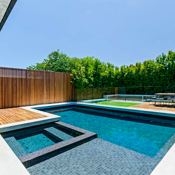 piscine rectangulaire et spa