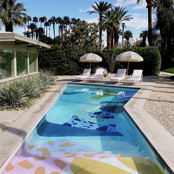 Une piscine unique sur mesure avec une peinture murale incroyable, par Alex Proba, dans un projet par Bells and Whistles