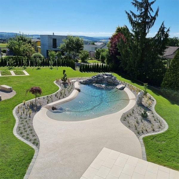 vue drone d´une piscine plage personnalisée et aménagement paysager dans un grand jardin, par Biodesign Pools Deutschland