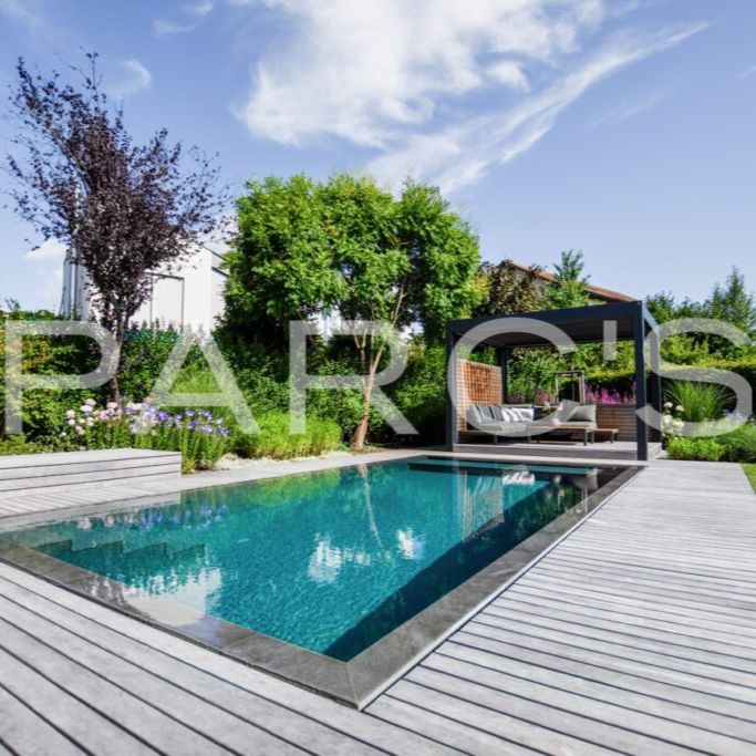 Piscine à débordement dans un espace moderne et minimaliste avec terrasse en bois, par Parc´s Gartengestaltung