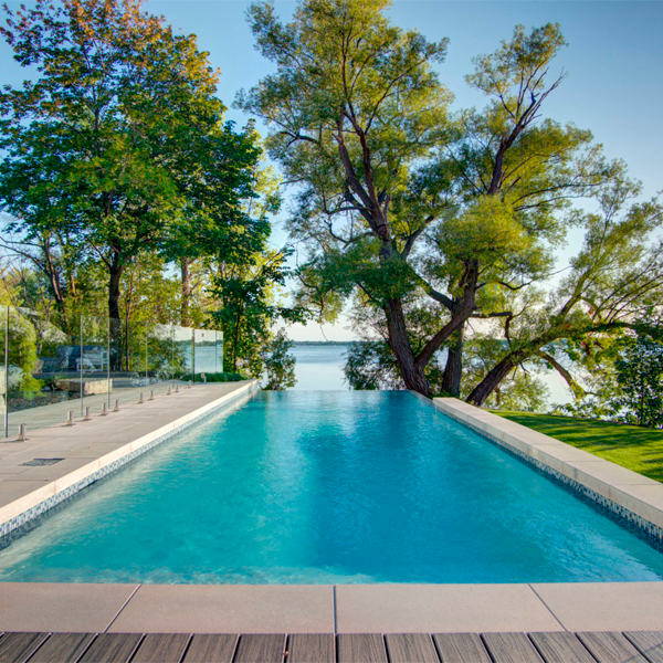 piscine à débordement par Val-Mar