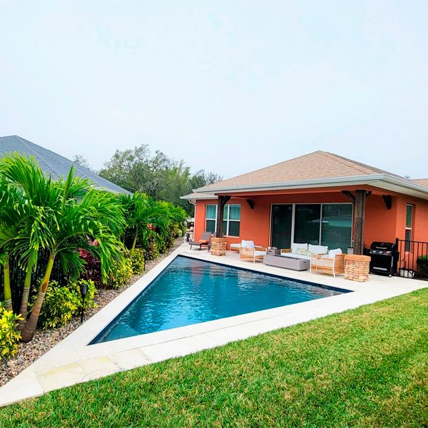 piscine triangulaire adaptée aux formes du jardin d'une maison unifamiliale, par Cool Pools by Tod