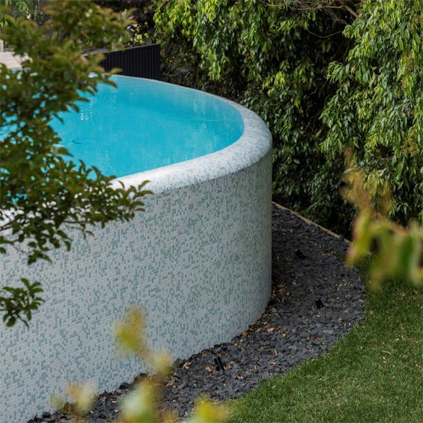 Revêtement d´une piscine à débordement incurvée en carreaux mosaïque vitré, par Coolabah Landscape