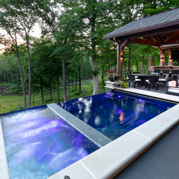 mini piscine à débordement avec spa par High Tech Pools