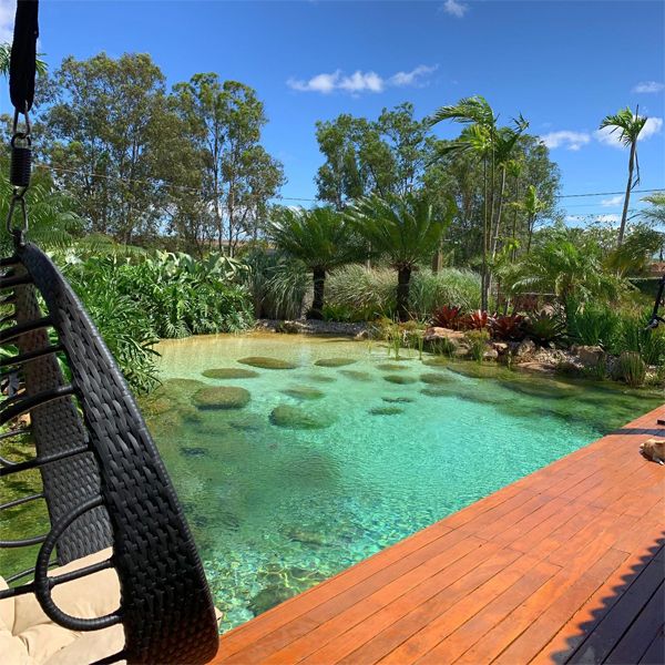 Piscine naturelle de style lagon et aménagement paysager complet, par Vida Ecosistemas, dans un jardin privé de 300 mètres carrés