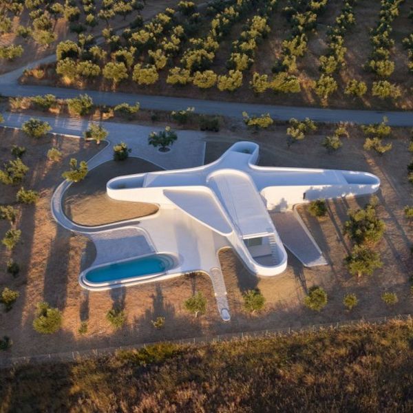 vue drone d´une piscine à débordement au design futuriste dans un projet moderne par Lassa Architects