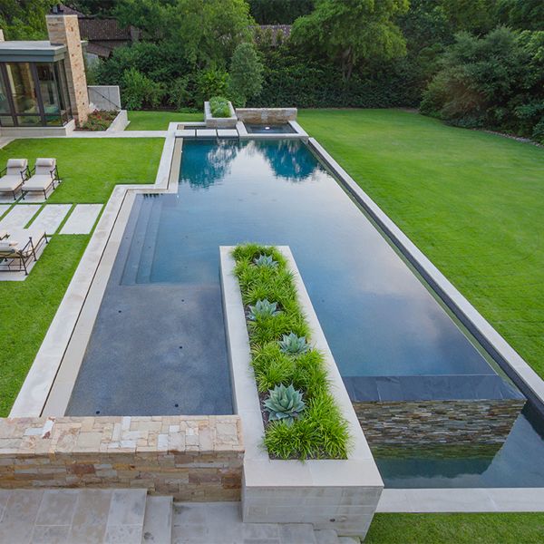 piscine à débordement sur mesure avec spa intégré, dans un projet par Garden Design Studio