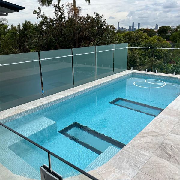 piscine privée sur mesure avec fenêtres transparentes dans le sol, par Dreamscape Pools and Landscaping
