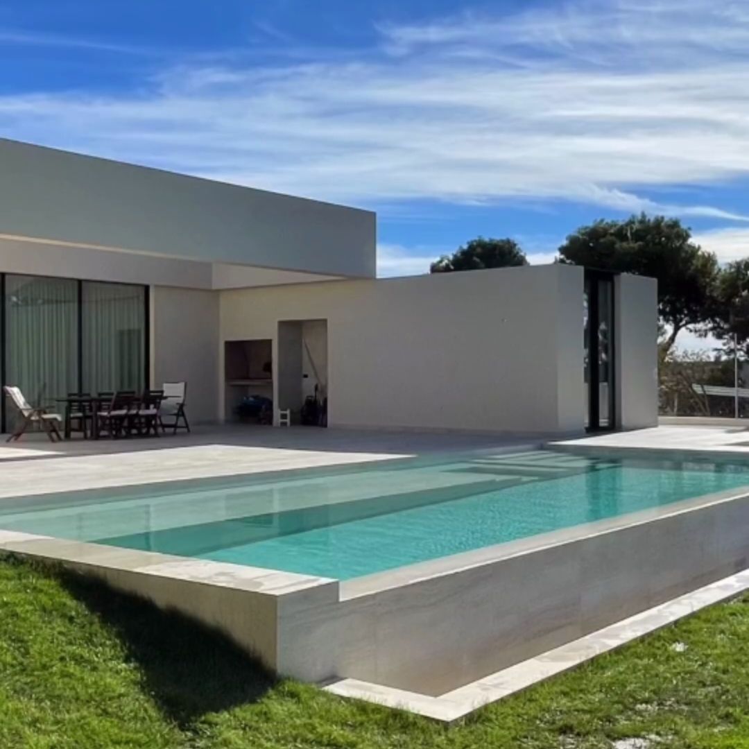 Piscine à débordement de luxe, par Paradise Pools Spain danus une maison au design moderne et minimaliste