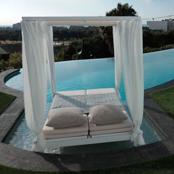 Lit balinais dans une piscine à débordement, par Exterior Piscines