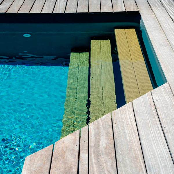 intérieur d´une piscine hors sol en bois sur mesure par Envido