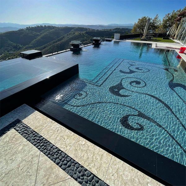 piscine unique à débordement avec paroi vitrée et spa, par Element Pools and Spas