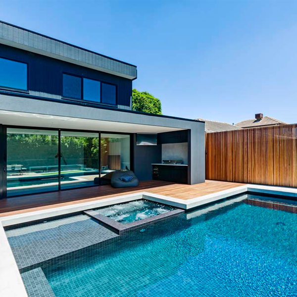 piscine rectangulaire et spa