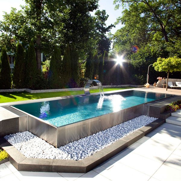 piscine inox à débordement, cascade également en acier, par Berndorf Pools