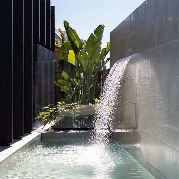 piscine sur mesure dans un projet par Nature Pools and Landscapes