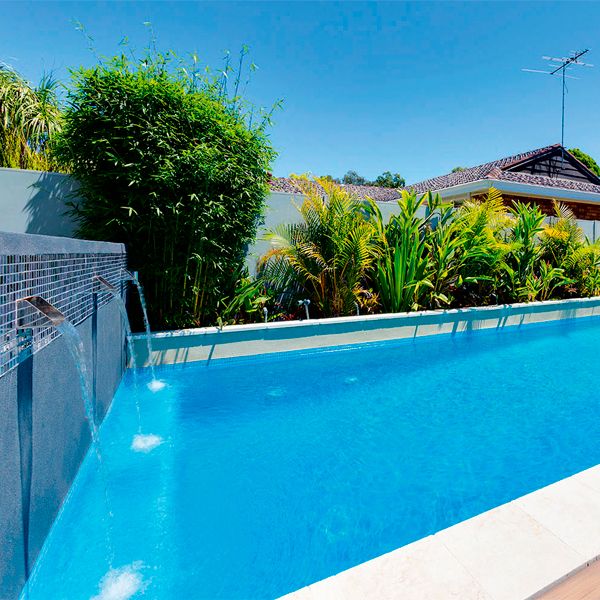 piscine privée avec jeux d´eau, par Jade Pools