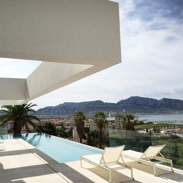 piscine à débordement dans un projet par Togu Architecture à Marseille