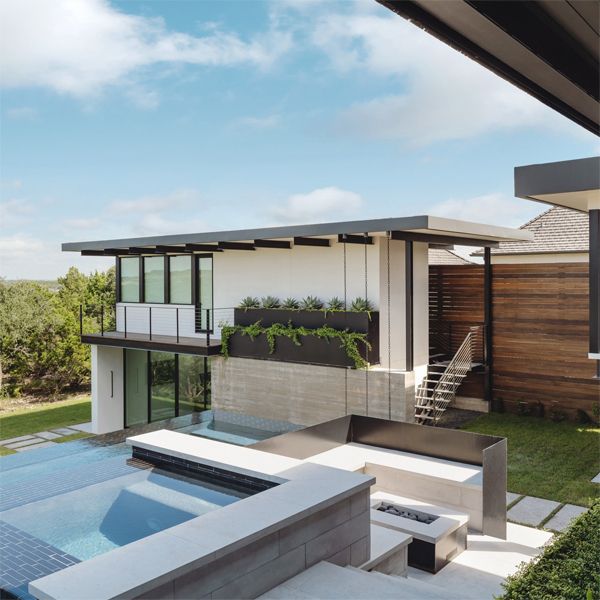 Piscine à débordement et spa au design moderne, par Aqua Builders, dans une maison de style industriel
