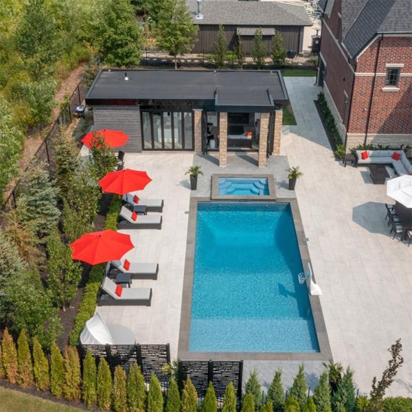 vue drone d´une piscine de design classique avec spa, par Aqua Spa Pools