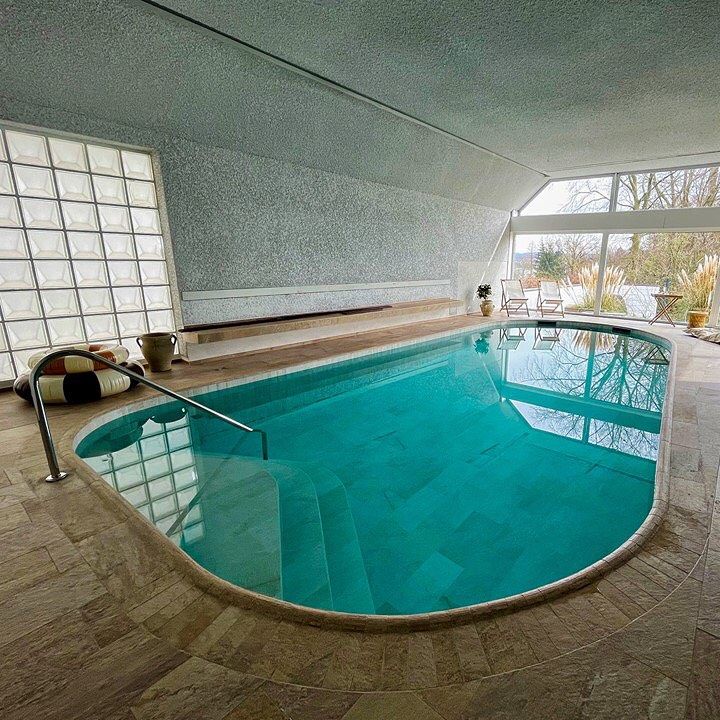 Piscine intérieure sur mesure, par Sankurt Germany, entourée de grès cérame