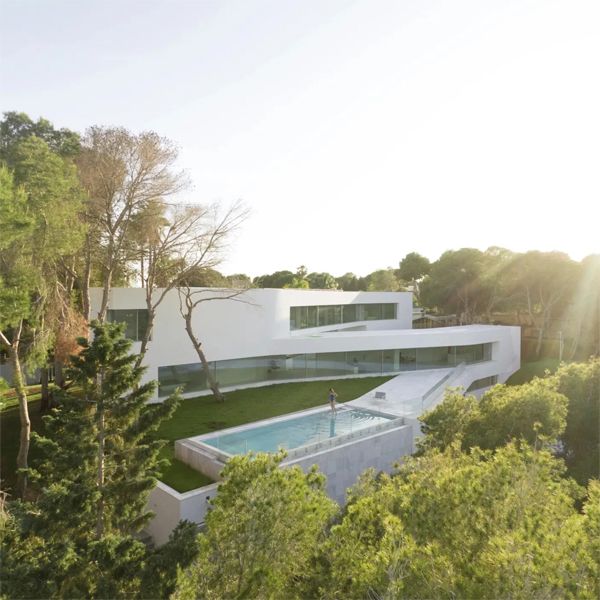piscine à débordement moderne dans une maison au design minimaliste et unique, par Fran Silvestre Arquitectos