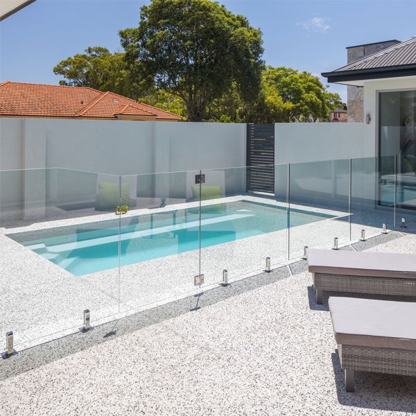 mini piscine en coque de couleur albâtre dans un jardin privé d´une maison au design moderne avec clôtures transparentes, par Freedom Pools Australia